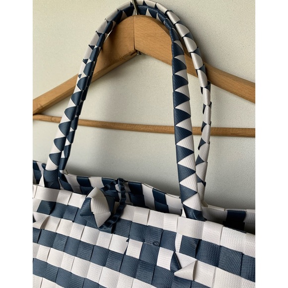 Free with purchase - Super cute blue and white beach or picnic bag - Picture 6 of 9